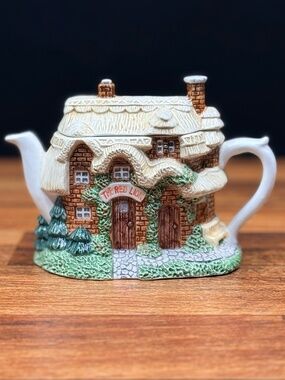 LEONARDO “The Red Lion” Teapot